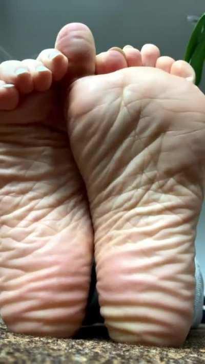 Hope you don't mind a double post here. Maybe the wrinkles can explain😅