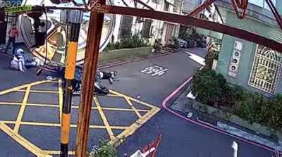 Triple crash on intersection