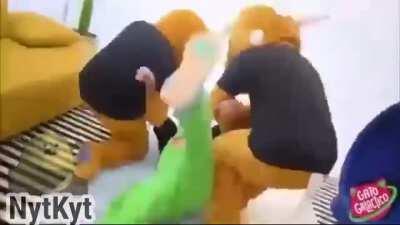 Gato galáctico metendo porrada em furrys ao som d Ednaldo Pereira