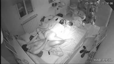 Anne ve babası sikisirken 3 yaşındaki çocuk odayı basıyor (full versiyon) [Daha önce paylaştım video açılmadığı için tekrar paylaştım]