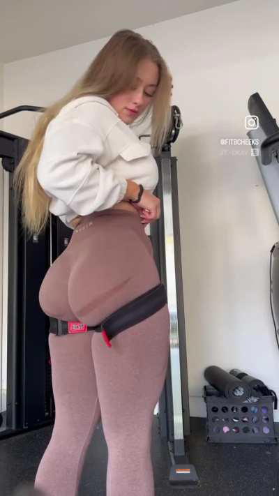 I want to pronebone her so fucking bad