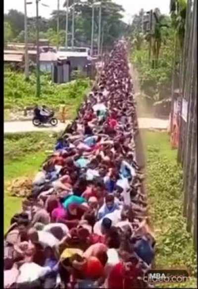 The last men in the back 😵‍💫