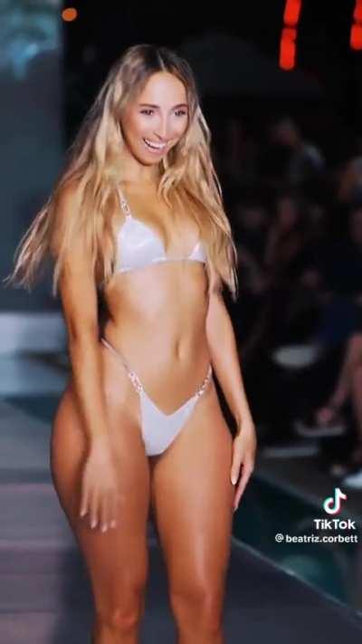 @beatriz.corbett jiggling all over the catwalk