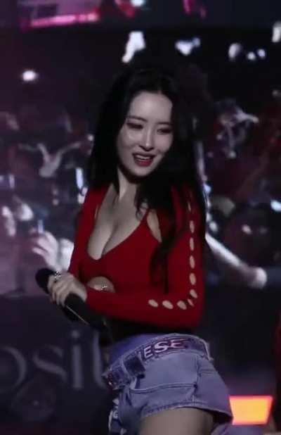 Too hot here, Sunmi 🔥