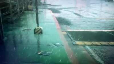 “Dynamic Weather” is just a screen filter. No drops/ splashes.