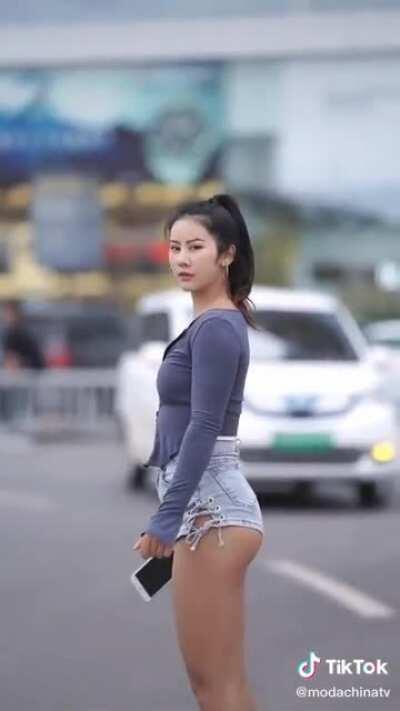 yeah, we looking at you 👀 wit yo fine ass