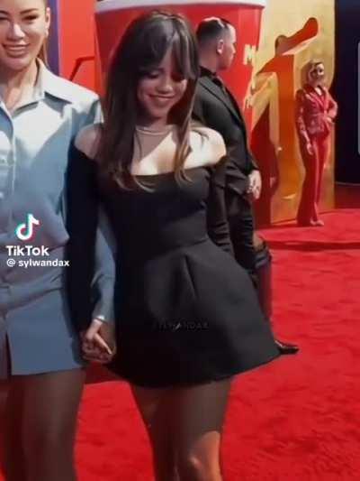 The prettiest girl on earth is Jenna Ortega..I would bow down to her 😩