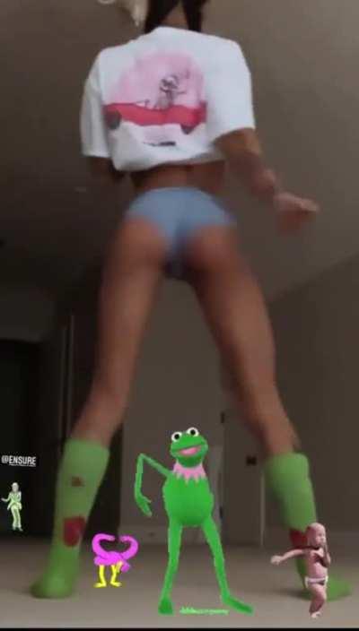 Booty little but she knows how to work it 🍑