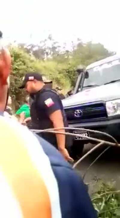 Protestas en San Juan de Colón Edo. Táchira. FAES dispara al aire y la gente NO se dispersa. Créditos:  