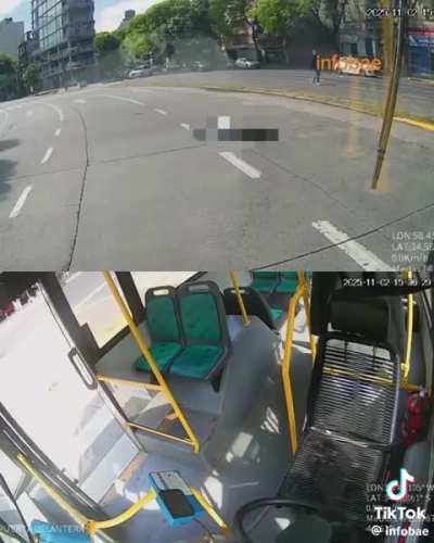 El impactante video del momento en que un colectivo atropella a una señora en plena Avenida Corrientes