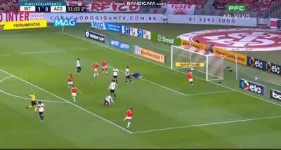 O Rodinei fez um golaço de esquerda.