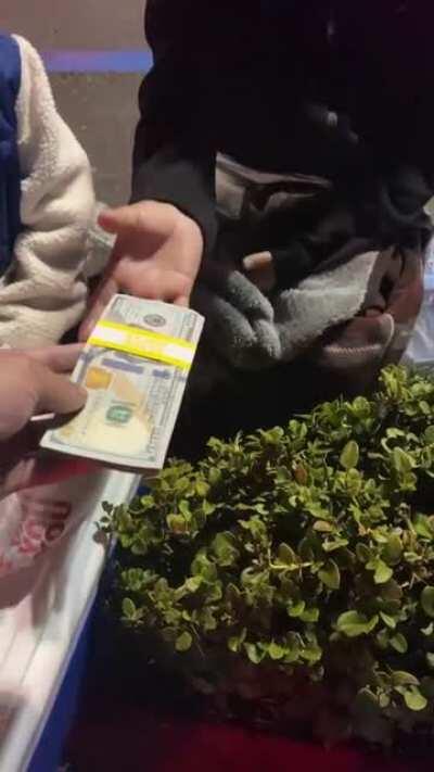 Mujicana vendiendo tamales afuera de algún Walmart gabacho