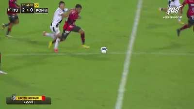 Falta digna de WWE cometida pelo Dodô em Ituano x Ponte Preta