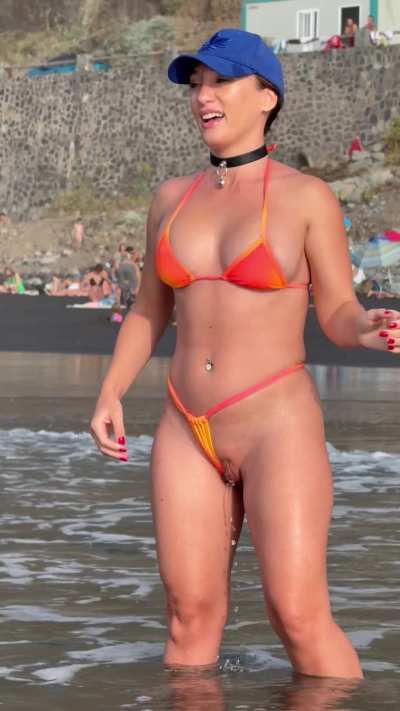 This is unacceptable! Right on the beach, with so many people around! But I just couldn’t hold it anymore… I’m sorry