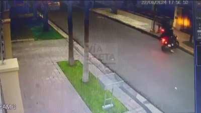 [Ramos Mejijia] Chabon se sube al auto para escapar de los motochorros y deja afuera a la novia