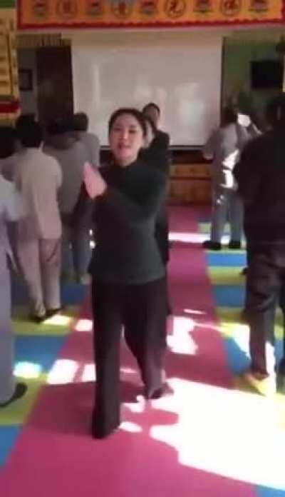 佛教徒念经？我看是大型传销现场