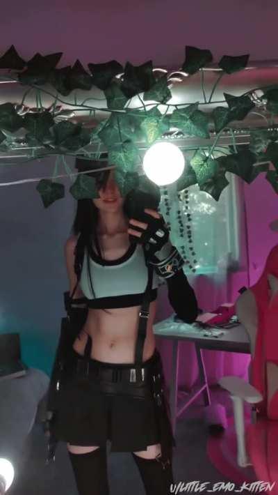 Tifa looking for a new cloud to entertain~