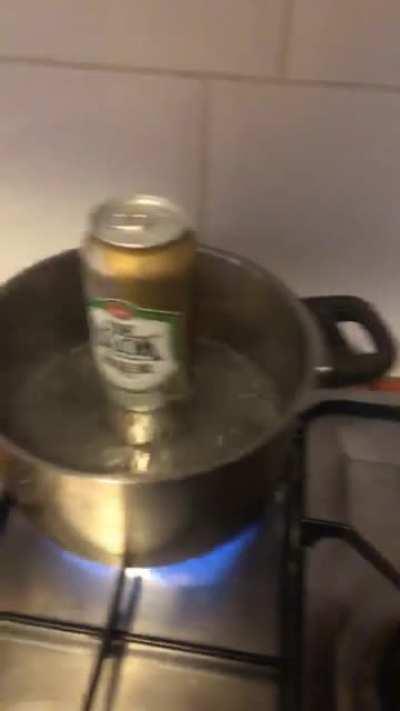 Een echte man drinkt zijn klok uit de pan