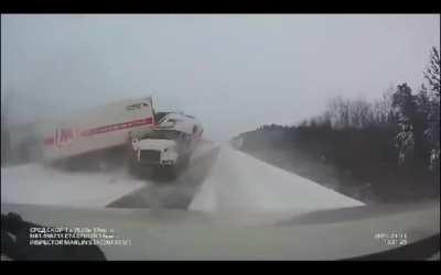 Russia: 3 white trucks get severely damaged