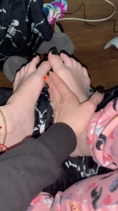 Luv the color black on my toes 😍