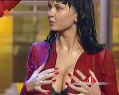 Someone Give This Woman A Towel