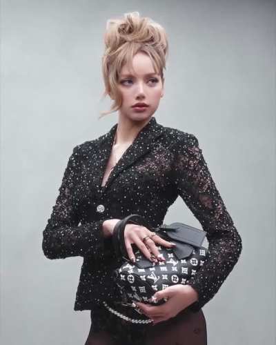 Lisa is simply magnificent! Perfect hairdo, perfect legs, perfect outfit! 🥰