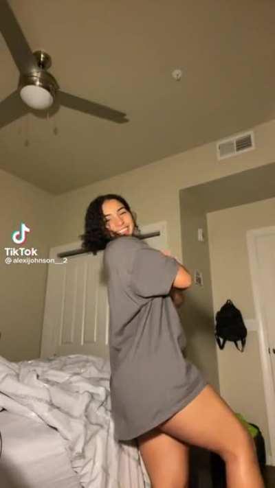 she teasin sooo hardd 💦busted