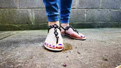 Thong sandals crush snails