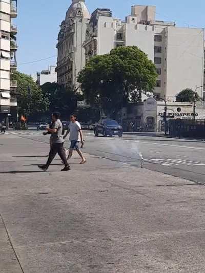 Piqueteros detonan fuegos artificiales frente al congreso 