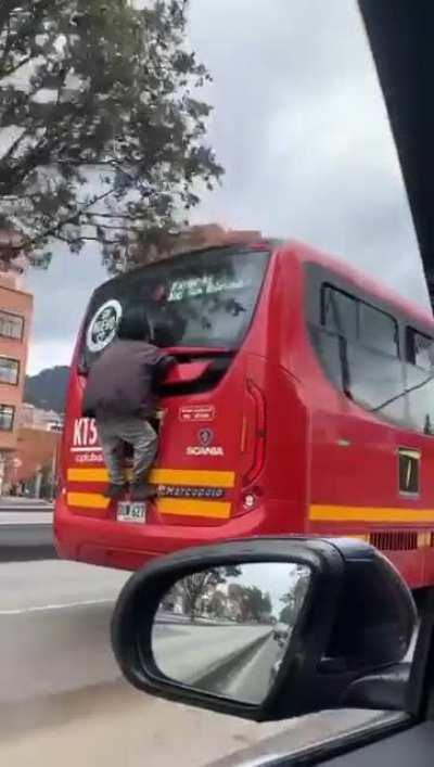 Mientras tanto, por la Caracas...