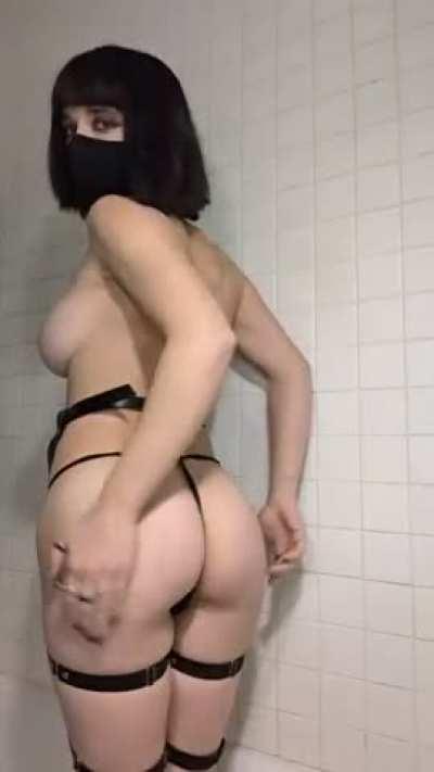 I'm a little goth doll with a harness and big tits 🦇