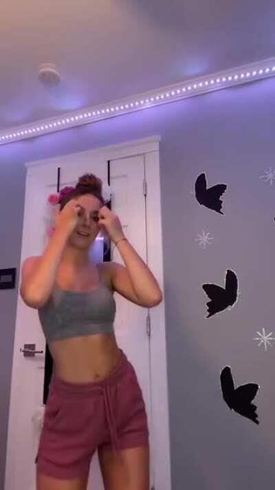 TikTok: makayla8374 // Age: 18 — 🎂😌