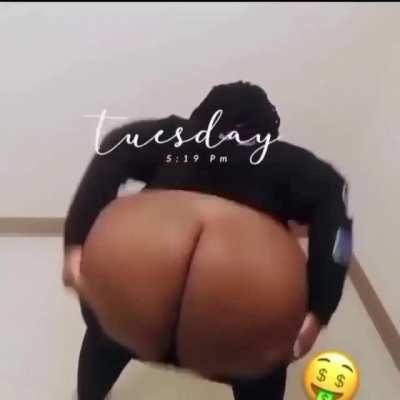 Cream pulling booty 😩😩😩