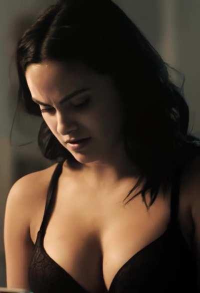 Camila Mendes 
