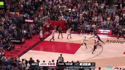 [Highlight] Siakam gets to the rim and throws it down to cut the lead to 1 with 19.7 left