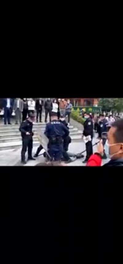 （视频）深圳罗湖口岸街头，一男子手持写有“打倒习近平！捍卫改革开放”的条幅，向围观群众高呼“反对取消国家主席任期限制！打倒习近平！”的口号，随后男子被警察按倒在地，他说：“大家看到了，我没反抗，我只是为人民振臂一呼，如果改革开放的中心路线被否定了，中国就完了。”男子被警察制服时，现场围观群众爆发掌声、叫好声和欢呼声。