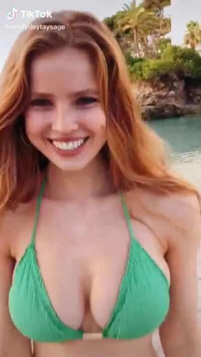 Beautiful redhead 🥵