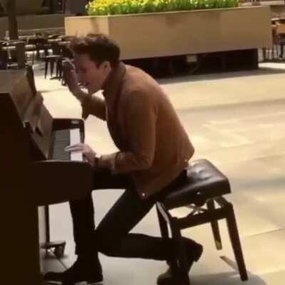 A hit without an orchestra. Live music for a broken-down piano ...