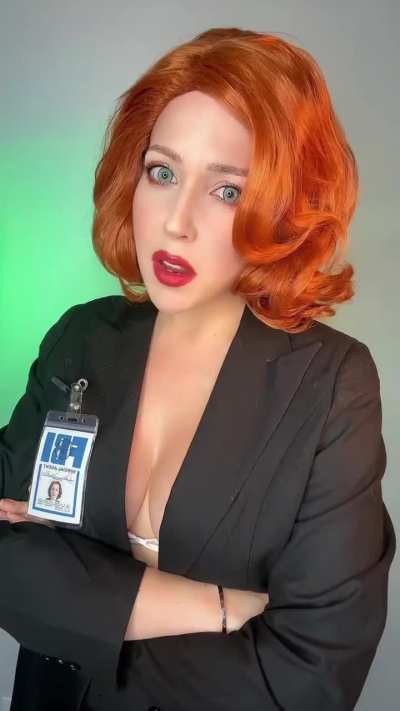 Two things I love: pizza and the X-Files  (made a 1 hour long vid for OF as Scully)