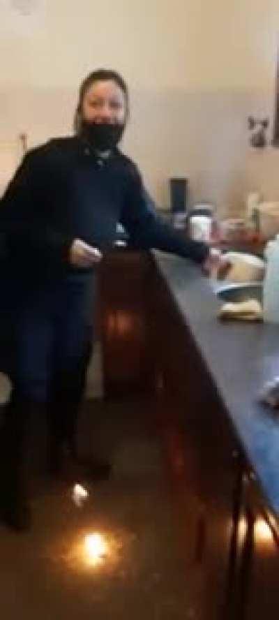 Sonia, ponete el agua pa' unos té...