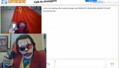 Joker conoce a comunista en omegle