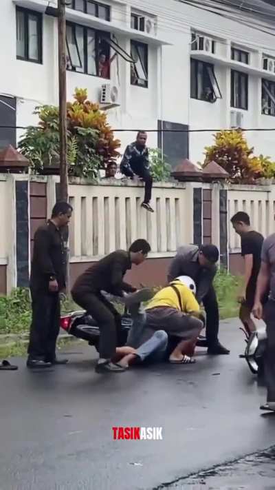 Aksi perampokan dan penyekapan Indomaret berhasil digagalkan masyarakat. Pelaku menggunakan airsoft gun. 