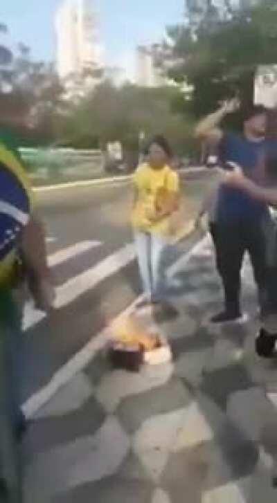 Apresento-lhes: Movimento Anti-Máscara, Anti-Ciência, Anti-Vacina, Anti-China, Anti-Comunismo, Anti-Nazismo, Anti-Inteligência