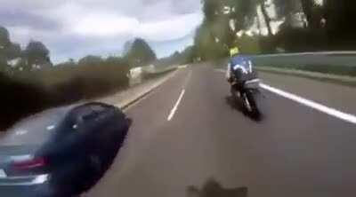 Чтобы мужик не гонялся наперегонки с мотоциклами его подруга дёрнула ручник