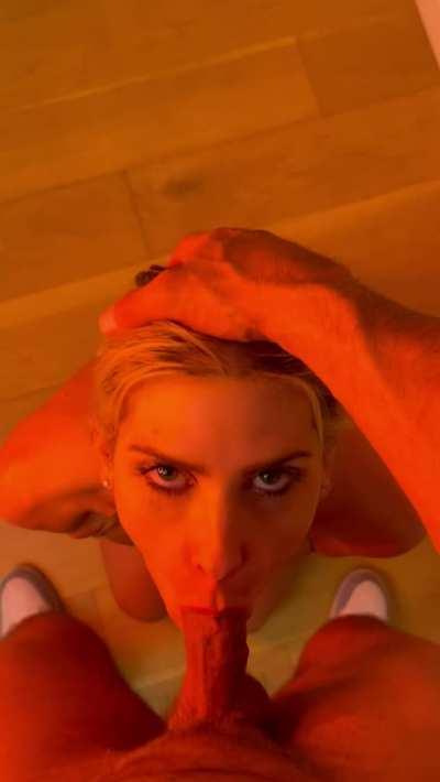 Red lights always make blowjobs better