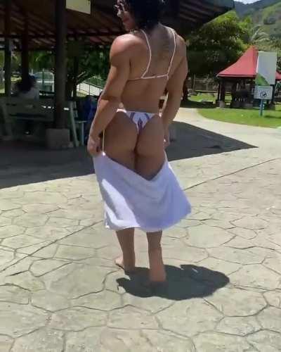 Amazona looks fantastic in a bikini and she knows it