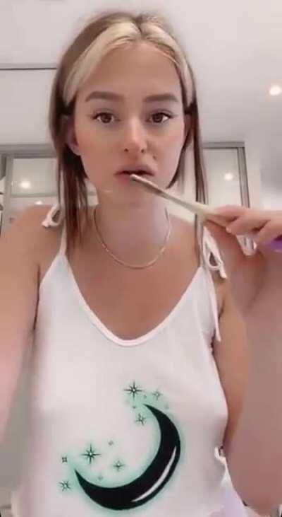 Let them jiggle 😍😍💔 godd dammmnnnn