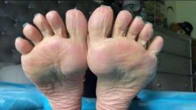 The best feet i’ve ever laid eyes on. Slow mo scrunch and THAT PRECIOUS SPREAD 🤤😍