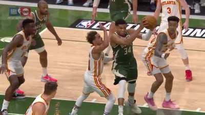 [Highlight] Trae forces Giannis into a turnaround fadeaway, resulting in a miss