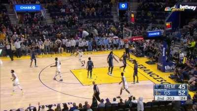 [Highlight] Steph drains a ridiculous one-legged 30 footer